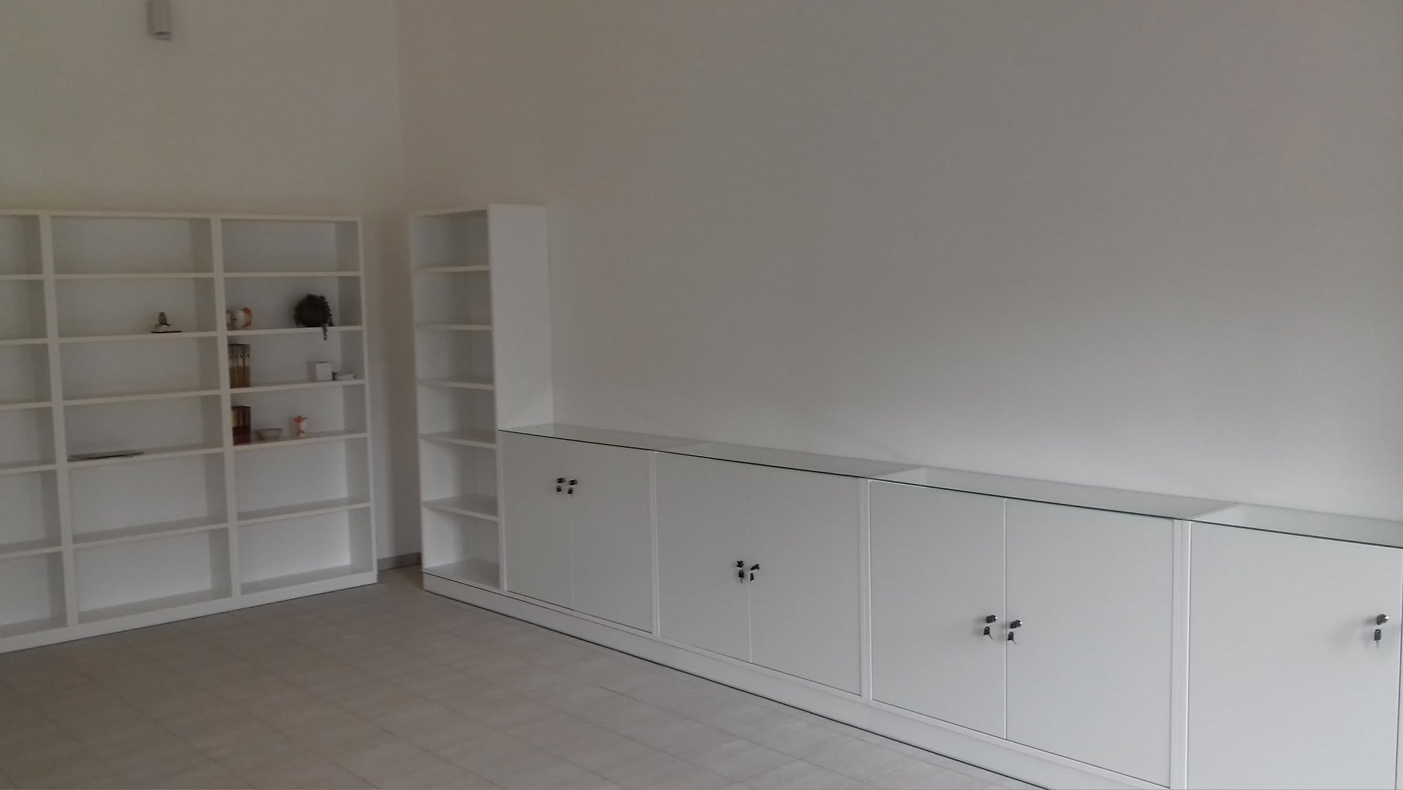 Kompletní vybavení podkrovních prostor knihovnami, skříněmi a recepčním pultem na míru