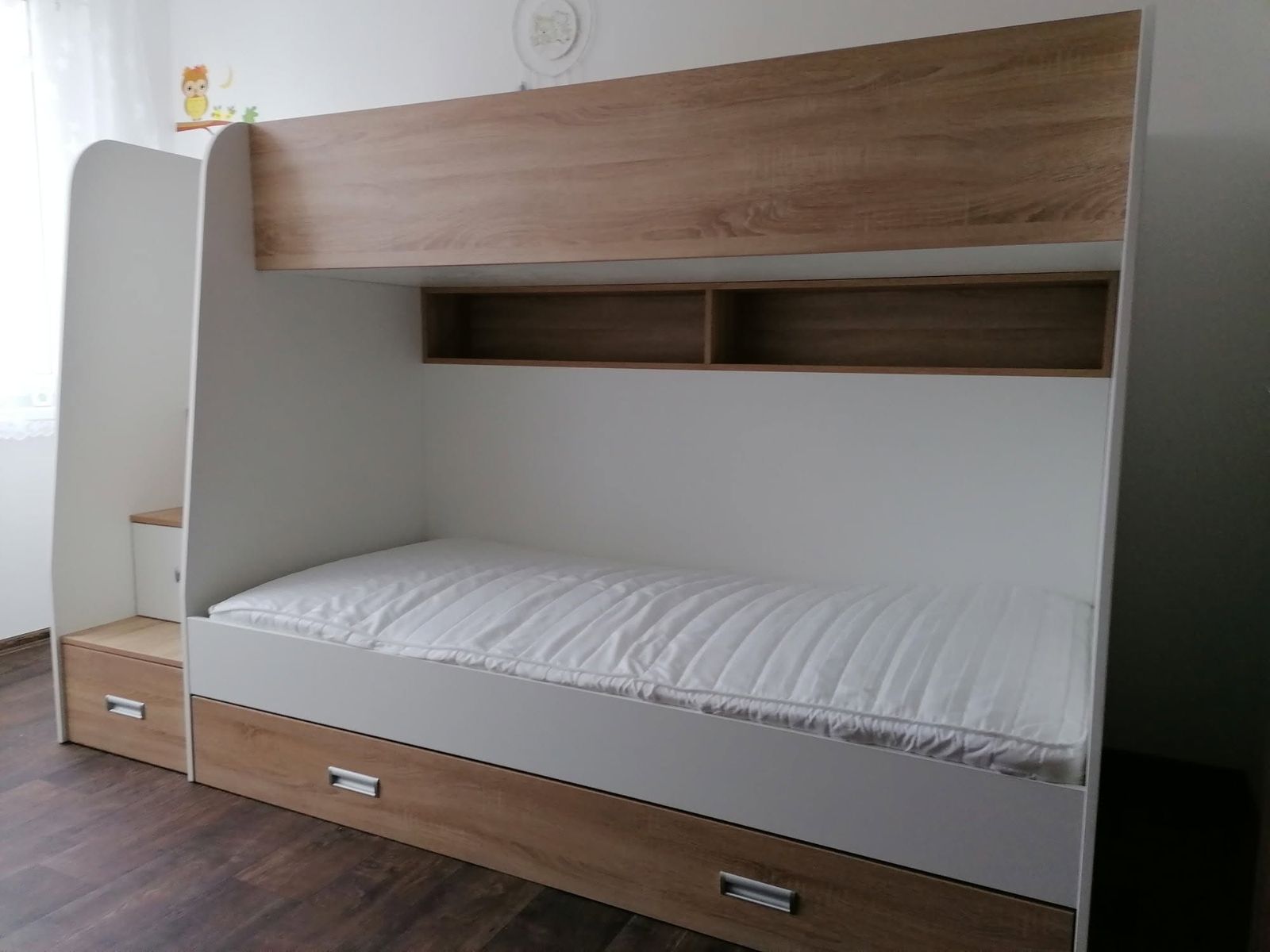 Patrová postel na míru se schodištěm se zásuvkami a přistýlkou