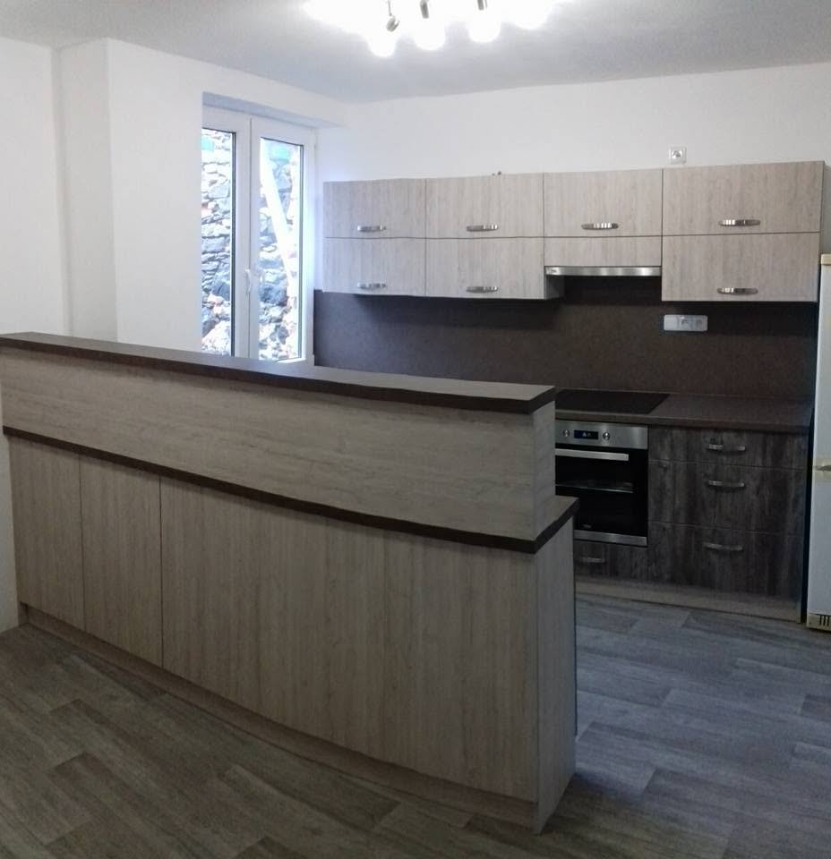 Rustikální dřevěná kuchyň se zaobleným barovým pultem