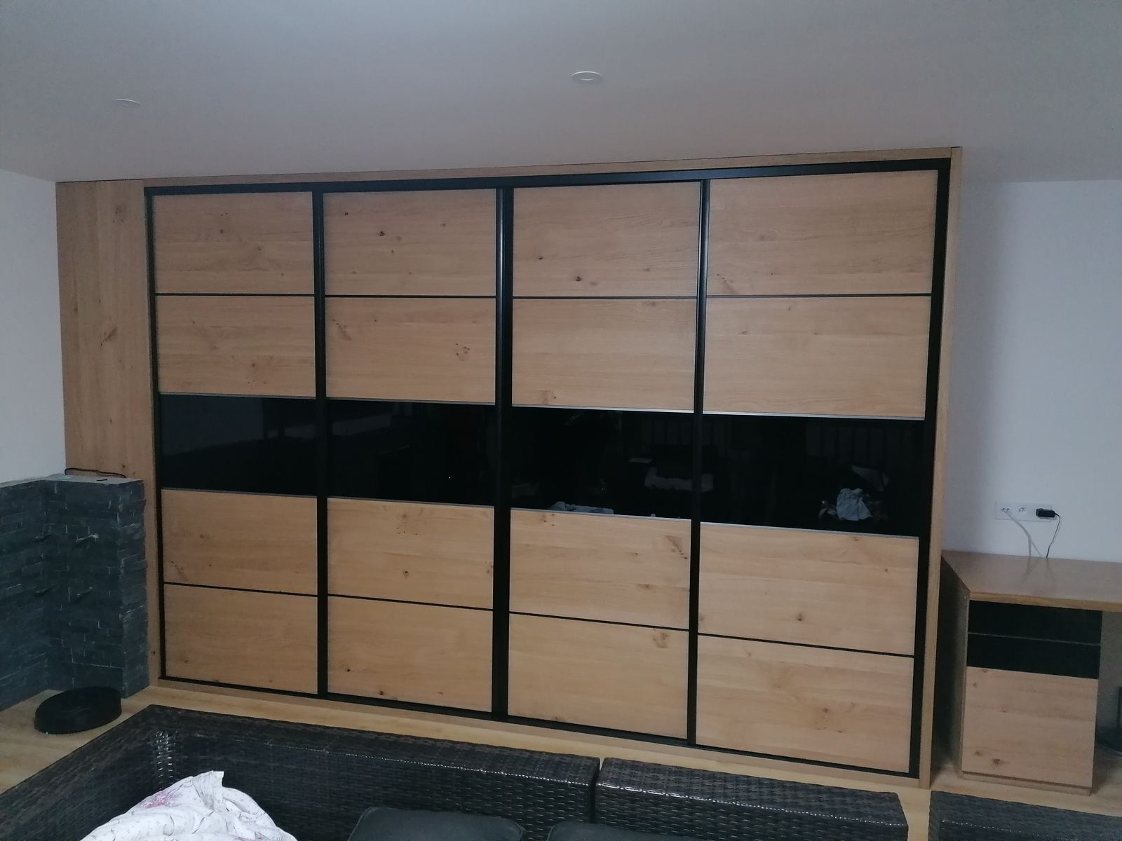 Ložnice s dřevěnou skříní s TV