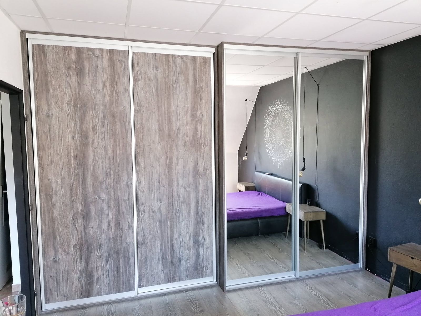Vestavěná skříň v ložnici se zrcadlovými posuvnými dveřmi