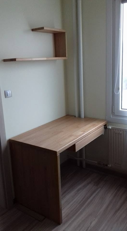 Dřevěný psací stolek s poličkou na míru do úzkého prostoru