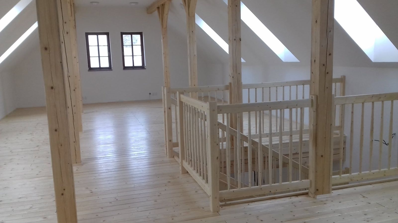 Dřevěné schodiště s galerií a zábradlím v podkroví