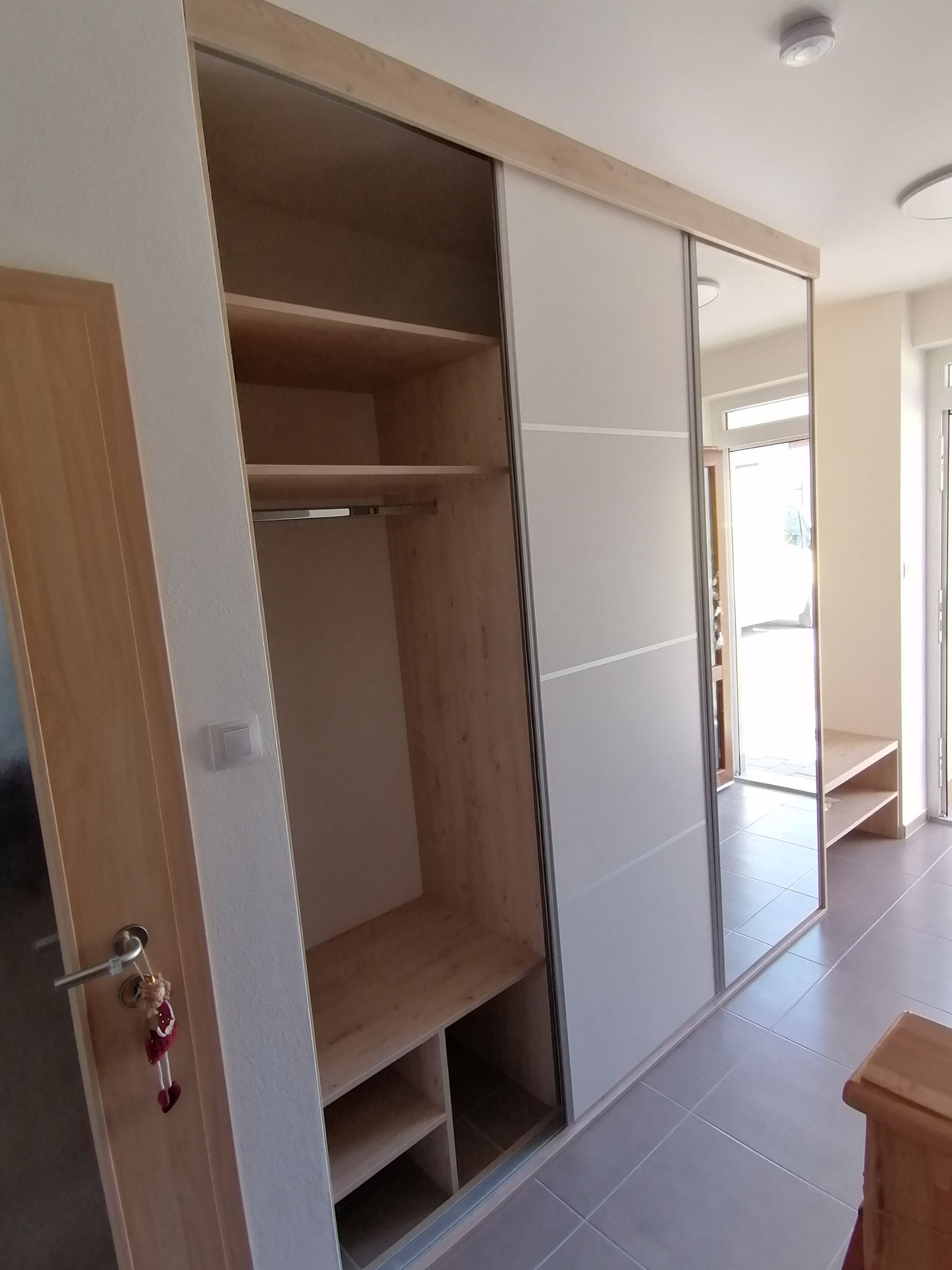 Vestavěná skříň s posuvnými dveřmi dub a bílá