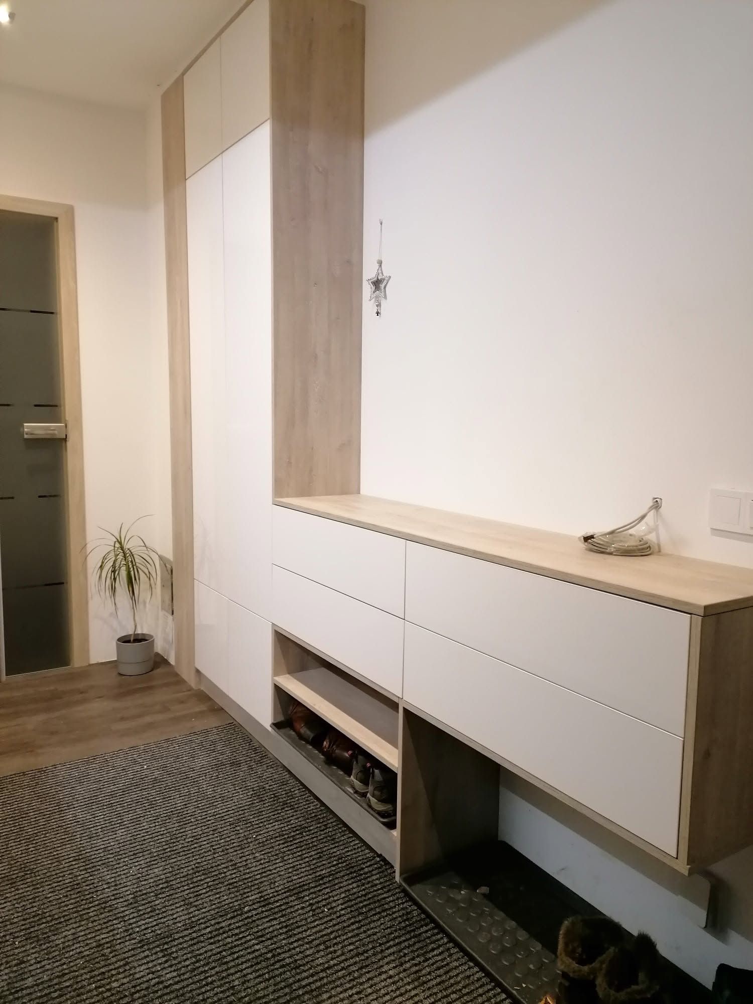 Vestavěná skříň v předsíni s LED podsvícenou nikou a botníkem