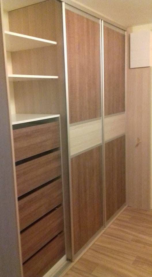 Vestavěná dřevěná skříň se zrcadlem a otevřenými zásuvkami