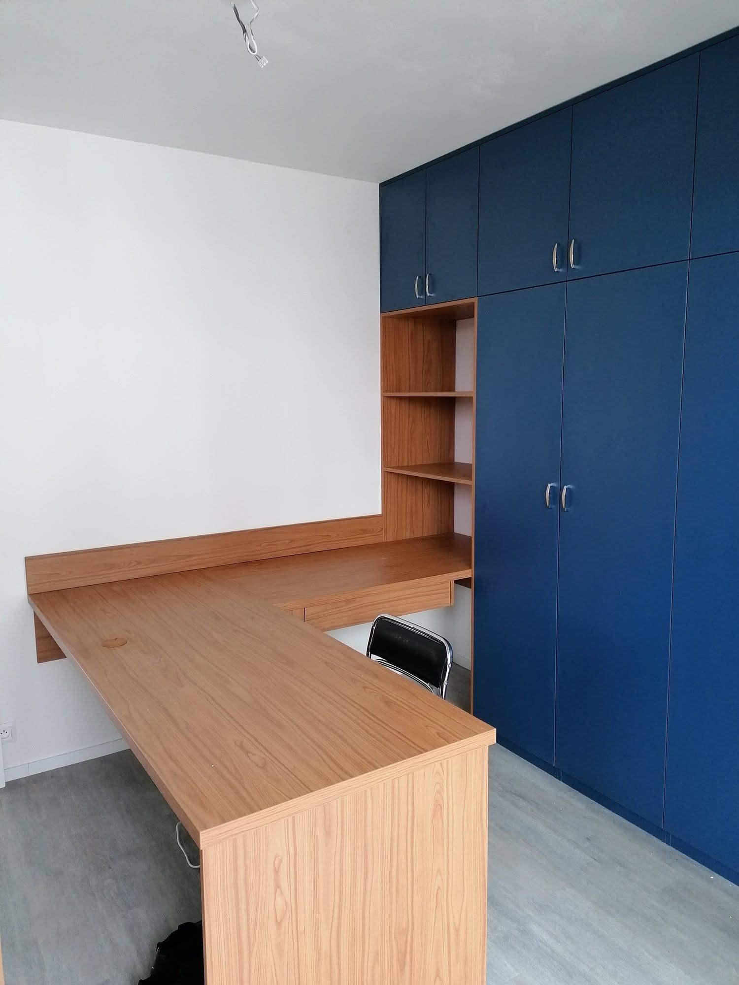 Modrá vestavěná skříň s pracovním stolem