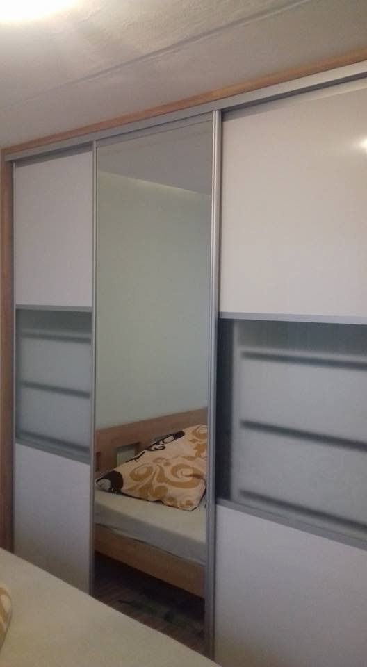 Vestavěná skříň s matnými skleněnými panely a zrcadlem