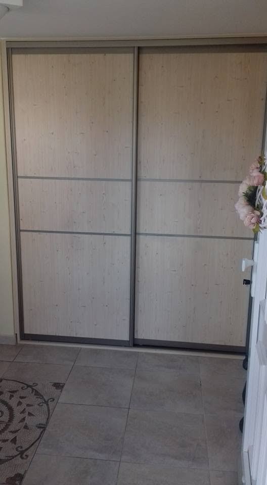 Vestavěná skříň s posuvnými dveřmi ve světlém dekoru