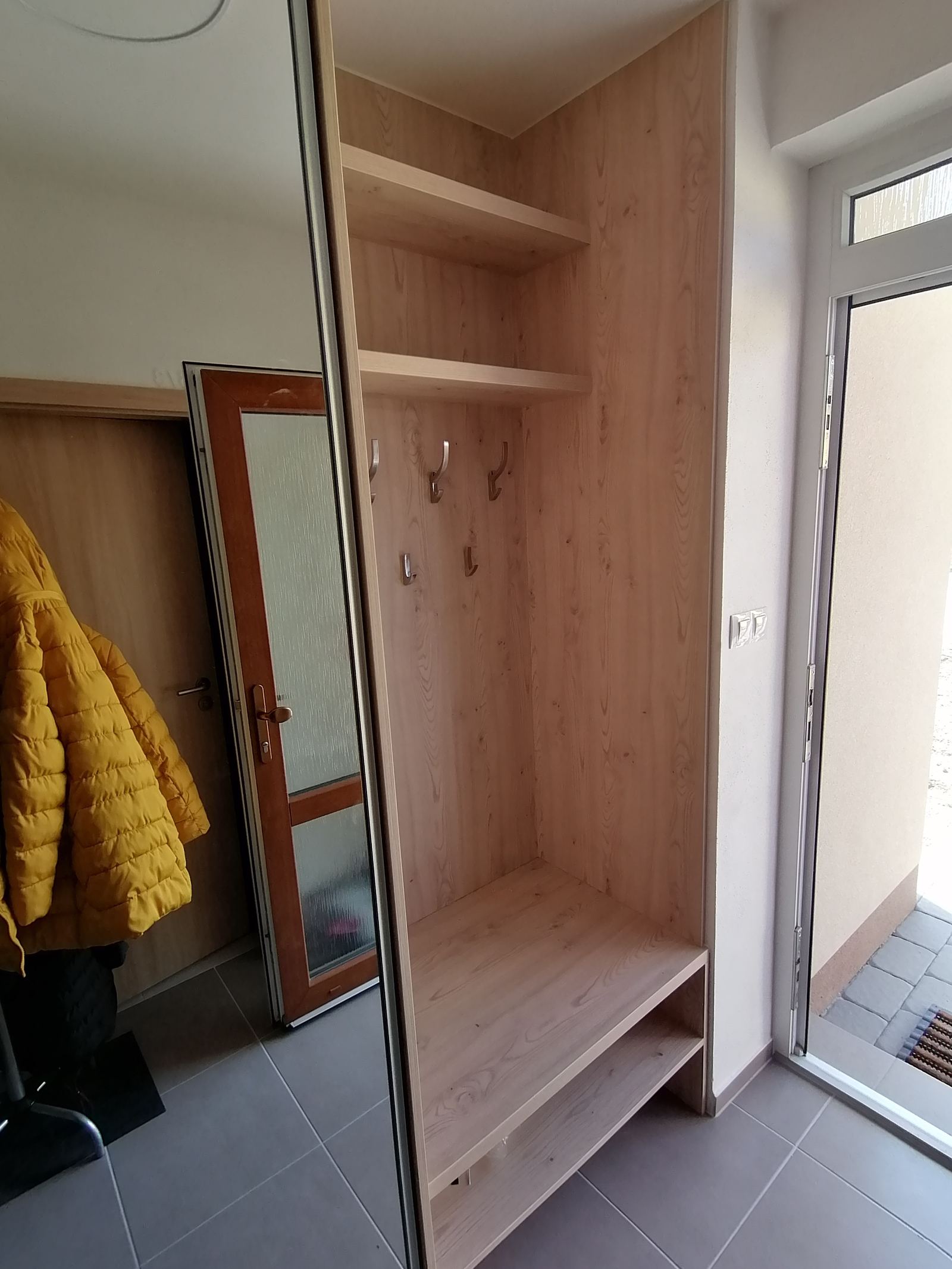 Vestavěná skříň se zrcadlem a botníkem v předsíni