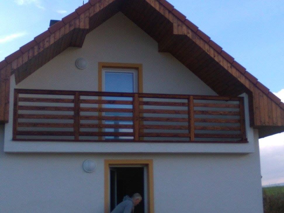 Dřevěné balkónové zábradlí na míru na rodinném domě