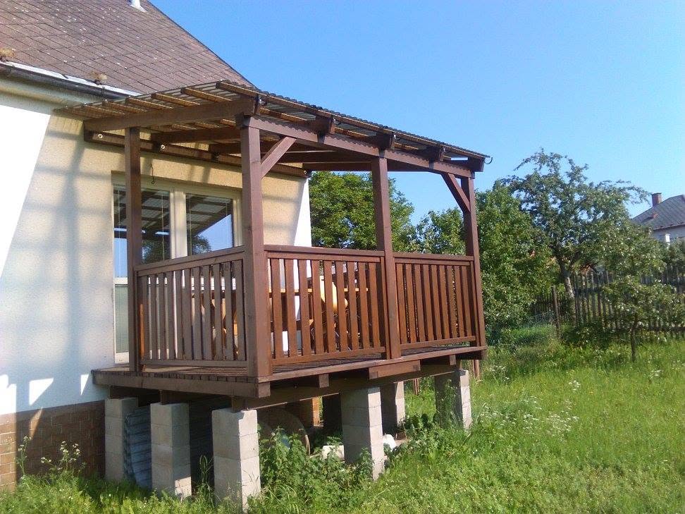 Zastřešená dřevěná terasa s pergolou a zábradlím na míru
