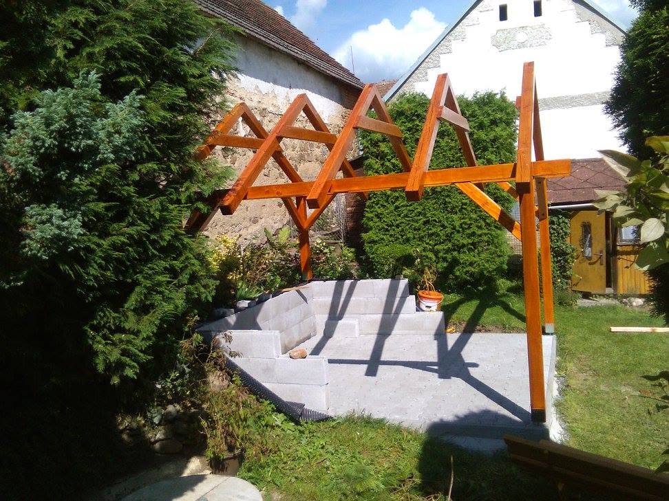 Dřevěná pergola na míru — základová konstrukce a krov